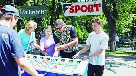 FOTO Nu s-a dat în lături de la nicio activitate! Lupu a venit la Via Sport** însoțit de câțiva tineri cu nevoi speciale