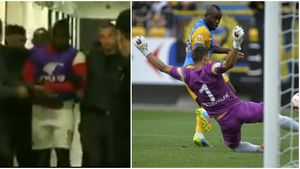 VIDEO | Imagini uluitoare: Toto Tamuz, fostul fotbalist al Petrolului, scos încătușat din vestiarul lui Hapoel Tel Aviv! Ce s-a întâmplat