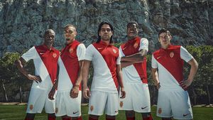 AS Monaco și-a prezentat tricourile pentru sezonul viitor. Cum arată modelele propuse de fani pentru rivalii de la PSG