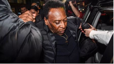 Legendarul Pele a fost internat din nou în spital pentru tratamentul unei tumori la colon, la doar trei luni după operație!