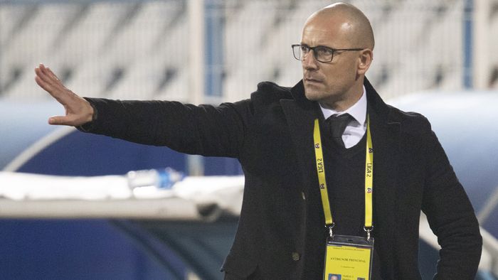 Dan Vasilică își asumă toată situația de la ”FC U” Craiova și e pregătit să renunțe la postul de interimar: ”Rămân până se vor finaliza discuțiile cu viitorul antrenor.” Mesajul pentru fanii care îl contestă