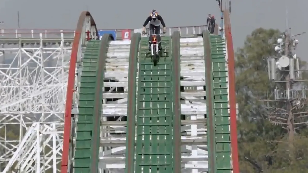 VIDEO SPECTACULOS | Un francez a parcurs pe motocicletă, neasigurat, unul dintre cele mai înalte montagne russe-uri
