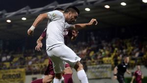 „Am avut primă de la FCSB ca s-o încurcăm pe CFR Cluj”. Fostul fotbalist a dezvăluit ce s-a întâmplat în vestiarul echipei și cine sunt cei doi fotbaliști pe care colegii i-au bănuit că ar fi comis greșeli intenționate
