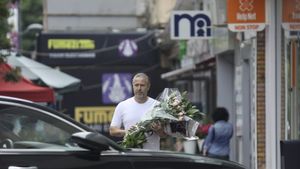 Laurențiu Reghecampf, surprins în nordul Capitalei la o florărie! Antrenorul Universității Craiova a cumpărat două buchete de flori | FOTO & VIDEO EXCLUSIV