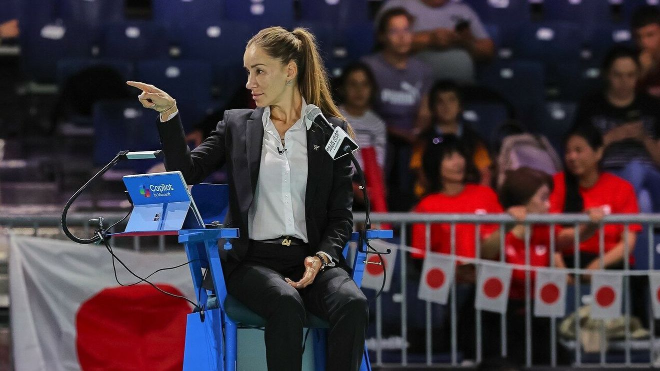 15 persoane, prinse că pariau live din tribune la un meci de tenis! Arbitra de scaun a intervenit imediat: „Stau numai pe telefoane". VIDEO