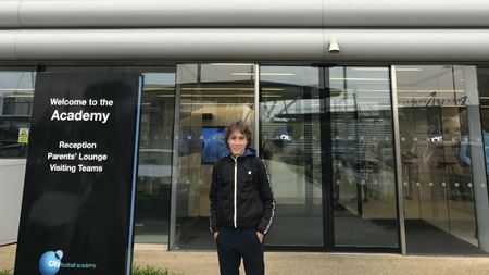 "Wonderkid"-ul român remarcat de scouterii lui City în timpul unui trial, invitat să se pregătească la academia de pe Etihad. "Are atributele pe care le căutăm". Alte 3 cluburi din Premier League îl au "sub lupă" pe Theo Nicolae 