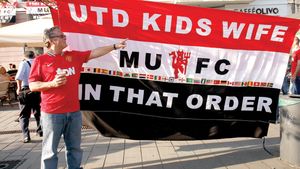 O viață pentru Manchester United!** Din 1971 nu ratează niciun meci al "Diavolilor". Acum, s-a îndrăgostit de România