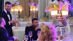 Constantin Budescu, spectacol și la petreceri! A luat microfonul și a făcut show total pe manele: „Ești forță!” | VIDEO
