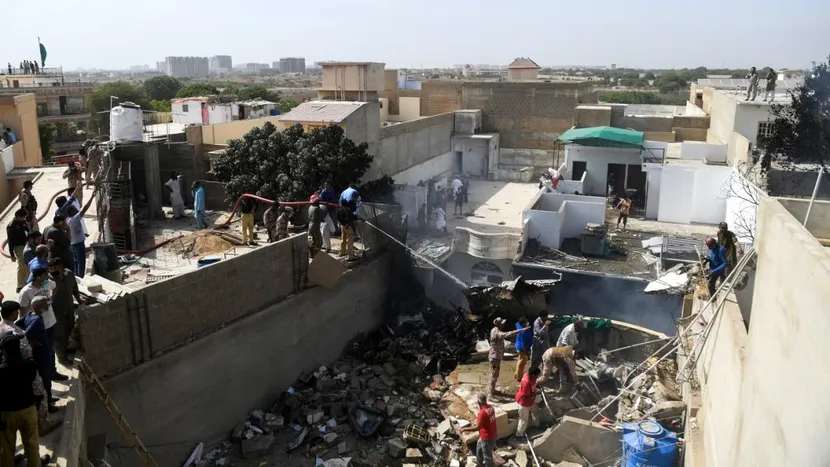 VIDEO / Un avion cu 107 persoane la bord s-a prăbușit peste un cartier de case din Pakistan
