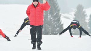 Pune în cui "mantaua de vreme rea". EXCLUSIV Sătul de zvonurile despre îndepărtarea lui în vară, Țălnar vrea să plece! Cine îl curtează