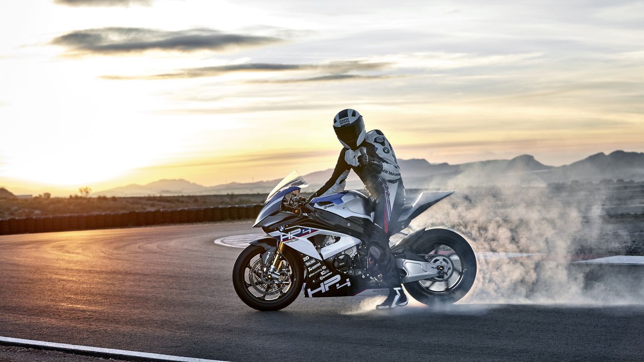 FOTO | Credeai că motocicleta ta e rapidă? BMW a lansat HP4 Race, o "rachetă" de 215 cai putere la 171 de kilograme. Două exemplare au fost deja comandate în România!
