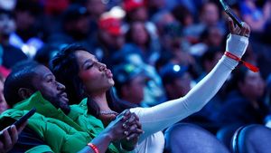 Cine este iubita afaceristului care a plătit 400.000.000 de dolari pe 1.000 de apartamente în New York. A lucrat cu românca Anastasia Soare, care are o avere de peste 650.000.000 de dolari