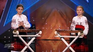 „Steaua e în Liga 2!”. Surorile Bucur, două copile din Prahova care țin cu Petrolul Ploieşti, au făcut senzație la Românii au Talent