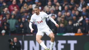 Momentul în care Radu Drăgușin s-a prăbușit pe teren în Aston Villa - Tottenham! Ce a pățit românul