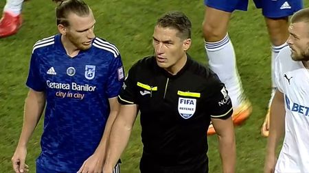 Scandal după al doilea penalty primit de Universitatea Craiova! Fundașul gazdelor a început să râdă. Istvan Kovacs, sub o presiune uriașă | VIDEO
