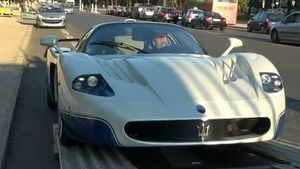 VIDEO Imagini UNICE!** Masserati MC12, Aston Martin V8 V600 și un Rolls Royce Phantom, ridicate "la pachet" de poliție!