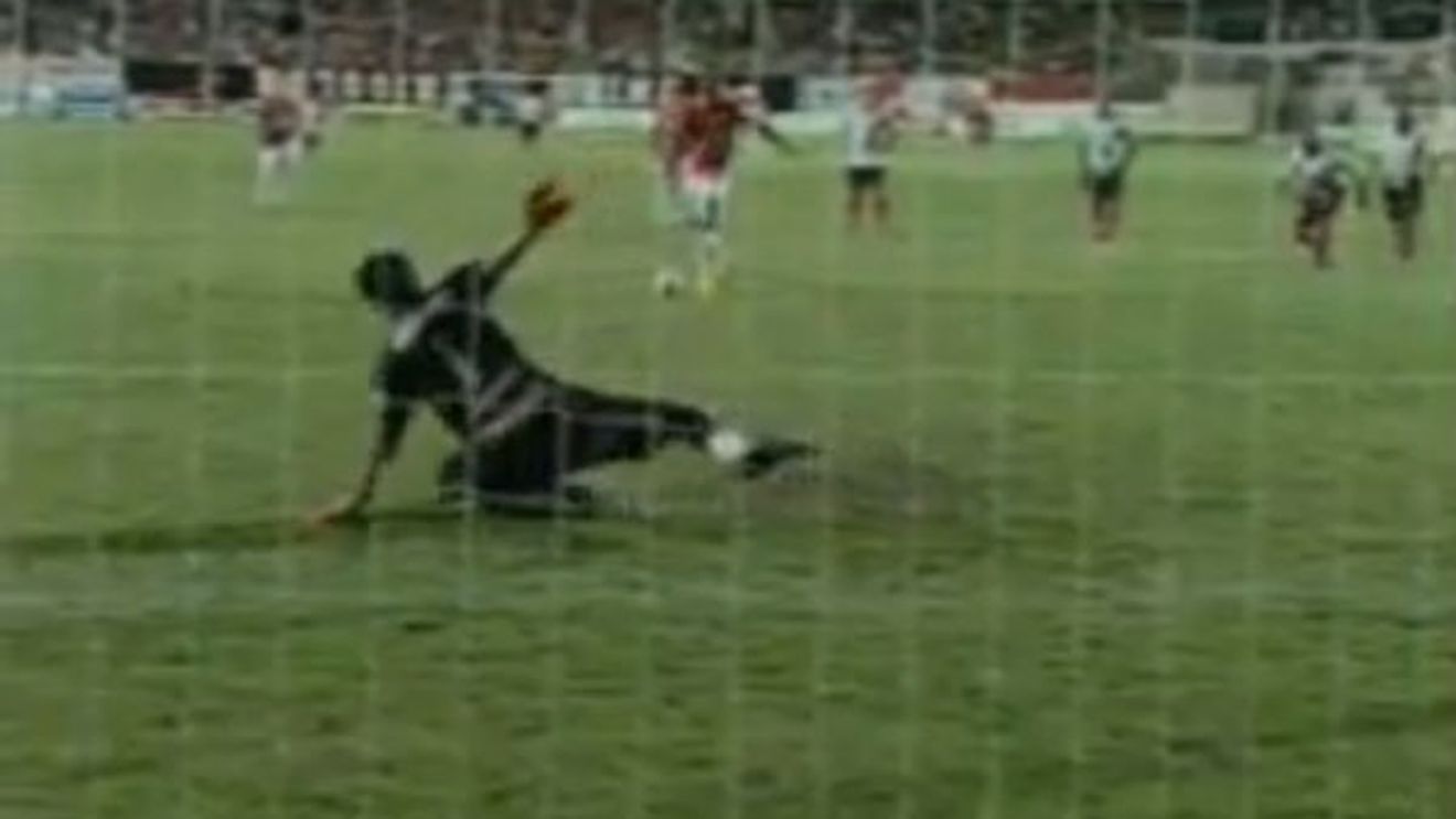 "Penalty-ul Paradinha" face victime!** VIDEO Un portar și-a rupt mâna la o lovitură de la "11" metri!