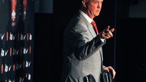 Van Persie ratează startul de sezon. Atacantul nu beneficiază de tratament preferențial: "A avut vacanță trei săptămâni. Are nevoie de antrenamente, nu de jocuri"