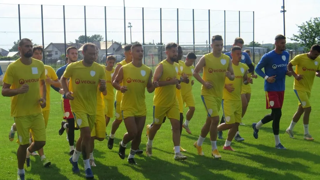 FOTO | Petrolul a intrat în cantonament, iar la primul antrenament au fost prezenți 23 de jucători. Nae Constantin pregătește al doilea amical, cu Farul