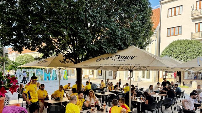 Suporterii României au colorat în galben centrul Trnavei! Susținere importantă pentru naționala lui Pancu la debutul la EURO!