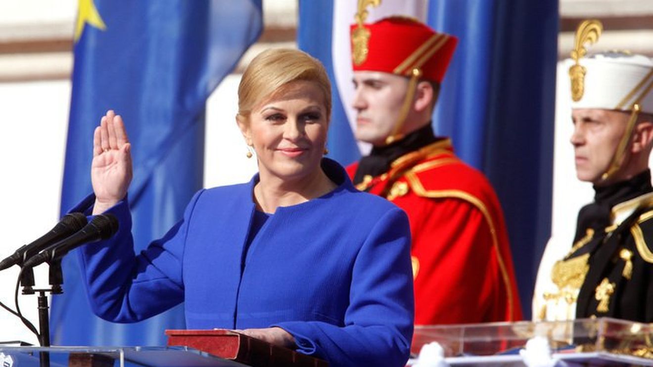 A dus Cupa Mondială la summitul NATO! GALERIE FOTO | Președinta Croației a "lovit" din nou: ținută specială și cadouri aparte pentru Donald Trump și Theresa May