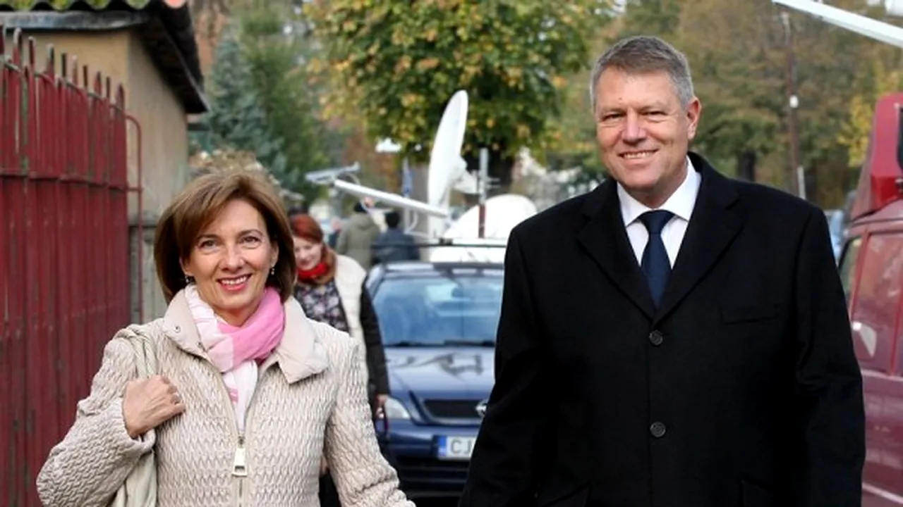 Klaus Iohannis și soția au asistat la un meci demonstrativ de tenis, la Sibiu