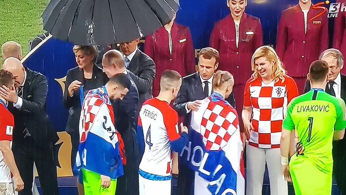 FOTO | Putin a "furat show-ul" la festivitatea de premiere! Ploaie torențială, o singură umbrelă :)
