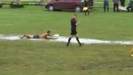 VIDEO - Bucuria absolută! Un lituanian s-a aruncat în cea mai mare baltă după ce a marcat, colegii l-au urmat