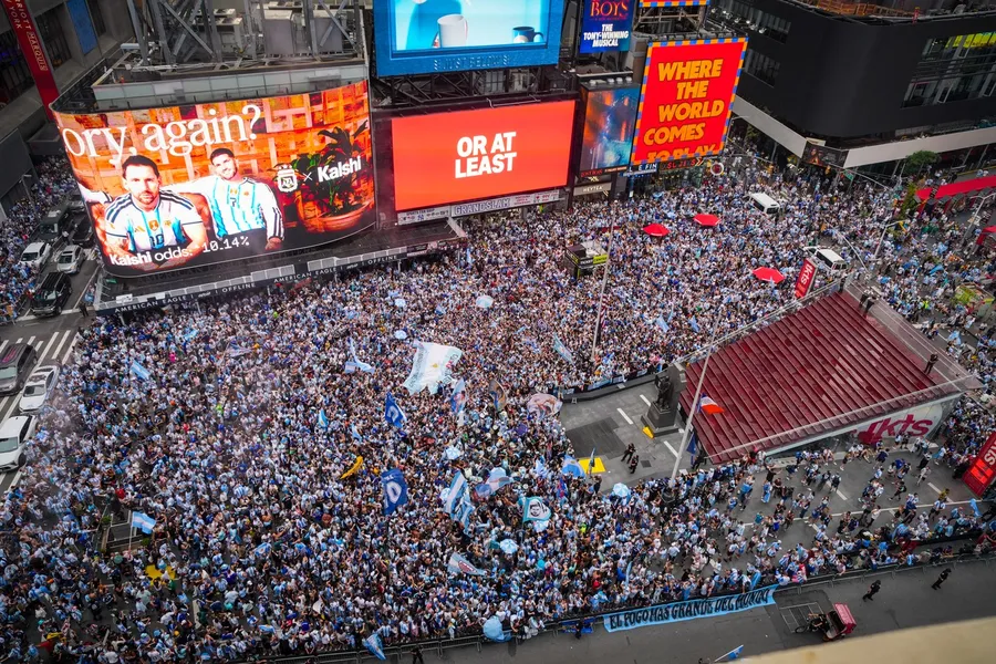 Imagini IREPETABILE în SUA! Sud-americanii au ocupat Time Square din New York înainte de Spania - Argentina, finala Cupei Mondiale