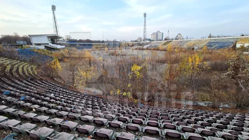 Așa arată imaginea nepăsării! FOTO | Stadionul Municipal Bacău zace în paragină și planul e același de ani de zile, doar pe hârtie