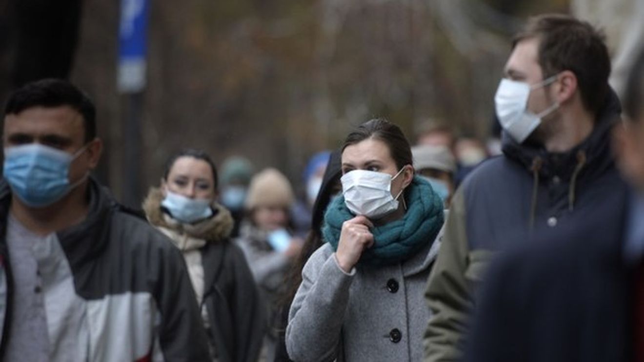 Masca e obligatorie și în aer liber! Ce restricții au intrat în vigoare azi, în București + Amenzi usturătoare pentru cei care nu respectă noile reguli