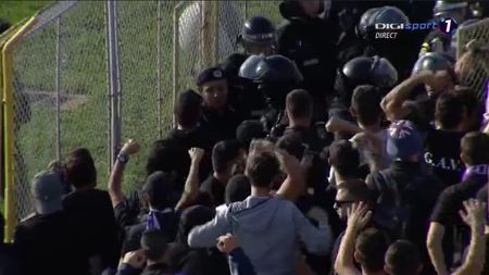 Incidente în Derby-ul Vestului! Fanii arădeni au ieșit din peluză și s-au îndreptat spre suporterii bănățeni: un spectator a fost bătut, forțele de ordine au folosit gaze lacrimogene