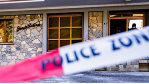 A apărut imaginea cu chelnerița care ducea şampaniile cu artificii în barul elvețian unde au murit 47 de oameni