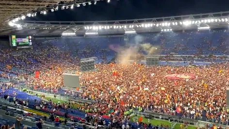 Show pe „Stadio Olimpico”! Peste 50.000 de suporteri au dat startul petrecerii după ce Roma a câștigat Conference League | VIDEO & FOTO