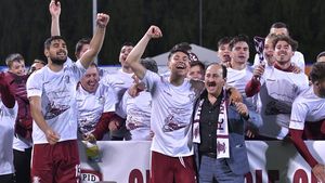 Cornel Dinu dă de pământ cu „intrusul” care s-a bucurat alături de giuleșteni: „O îmbrățișare masonică! Menajerul ăsta a dus Rapidul în nenorocire!”