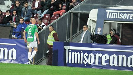 Își bat joc de "Papă".** Tertip incredibil folosit de CFR în încercarea de a-l avea 'la mână' pe Gabi Mureșan. Claro și Tony au pățit la fel