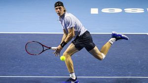 Povestea lui Denis. "Mă trezeam și adormeam văzând reverul lui Federer. Mai am și acum posterul cu el în cameră" GALERIE FOTO | Șapovalov s-a calificat la #NextGen Finals