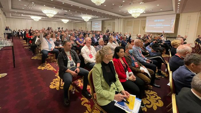 A apărut intelectualul din afara sistemului care vrea să ia fața celor 3D din handbal - Dedu, Din și Dinu! „Vin la alegeri cu Biblia în mână”