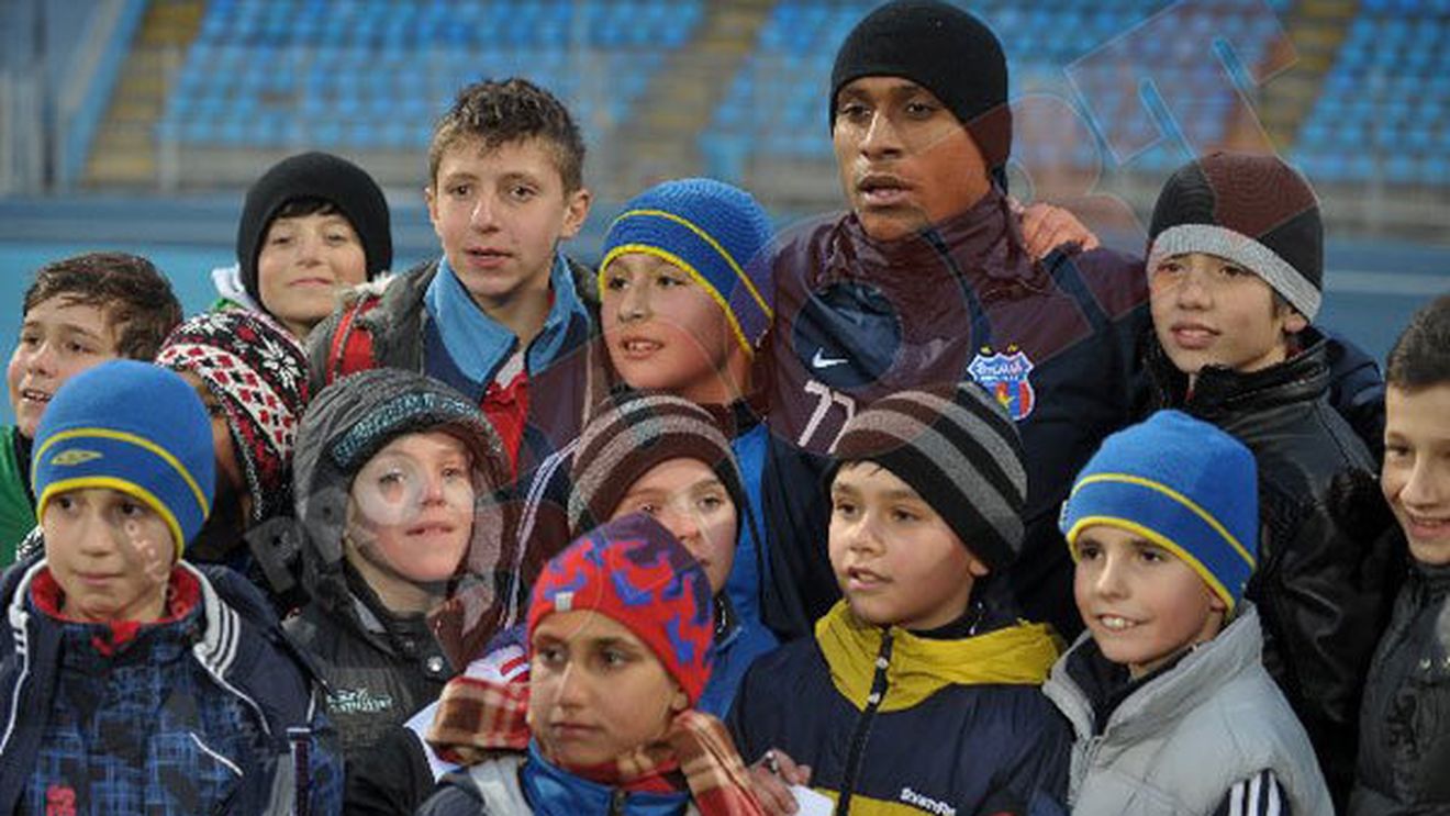 Un copil a fugit de lângă mama lui, pentru a se poza cu steliștii! :)** Mama sa a intrat în panică și l-a dat dispărut: "Ce-am facut rău? Am vrut să-l văd pe Florin Costea"