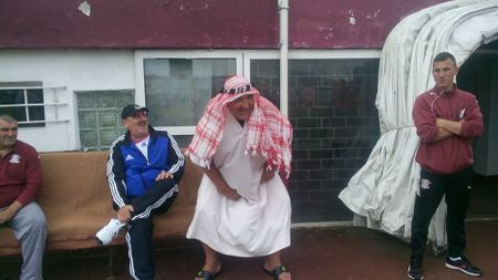 De ziua lui, Rică Răducanu l-a ironizat pe afaceristul din Yemen care ar vrea să preia Rapidul: s-a îmbrăcat în șeic. Giuleștenii au remizat, 2-2, cu Slobozia. FOTO