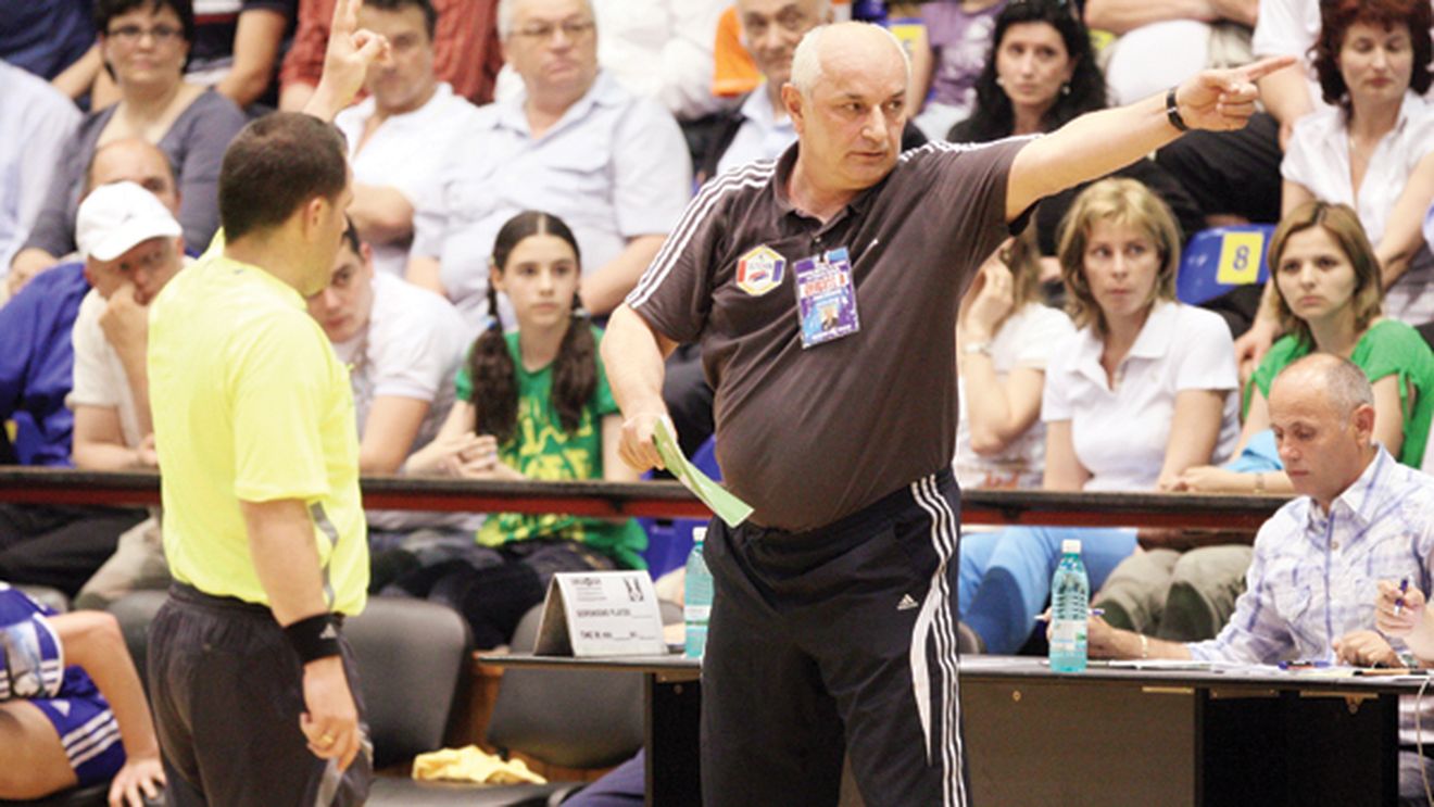 "Vor să-i alerge pe arbitri"