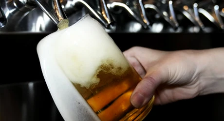 Cât alcool este prea mult? Experţii explică diferenţa dintre consumul excesiv şi consumul intensiv