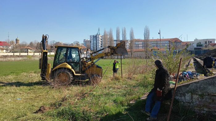 A început demolarea celui mai vechi stadion din Craiova, inaugurat de Regele Carol al II-lea şi pe care a început povestea Universităţii Craiova. FOTO