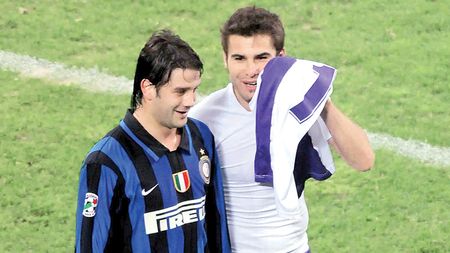 Mutu îi cere detalii lui Chivu despre AS Roma