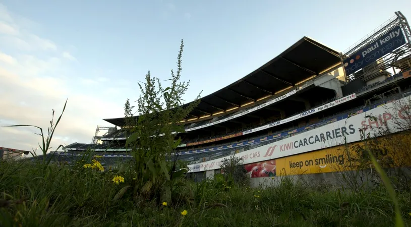 Stadionul de 38.628 de locuri a ajuns o ruină. A fost abandonat după cutremur și au intrat buldozerele în el