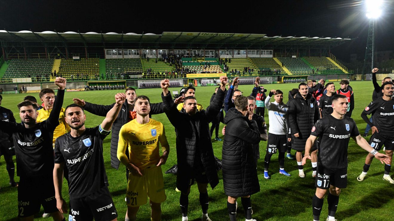 Jucătorii Universităţii Craiova n-au primit invitaţie la mici şi bere de la antrenorul Coelho, dar s-au destins la un meci de play-off