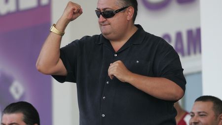 "Îi arăt eu lui Sandu ce înseamnă război! Dau bani acolo unde vreau eu, nu unde spune el!"