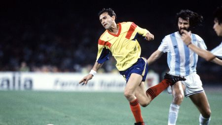 Emoționanta scrisoare a lui Gabi Balint către profesorul său de sport. "În clasă, aveam colegi copii de țărani. Veneau la școală îmbrăcați în costum popular. Așa era portul... așa că faceau și sportul în opinci! Conta? Important era că toți își doreau să facă sport!"