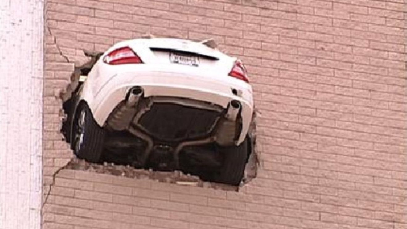 VIDEO! Așa ceva chiar n-ai văzut!** Cea mai tare "parcare" din istorie