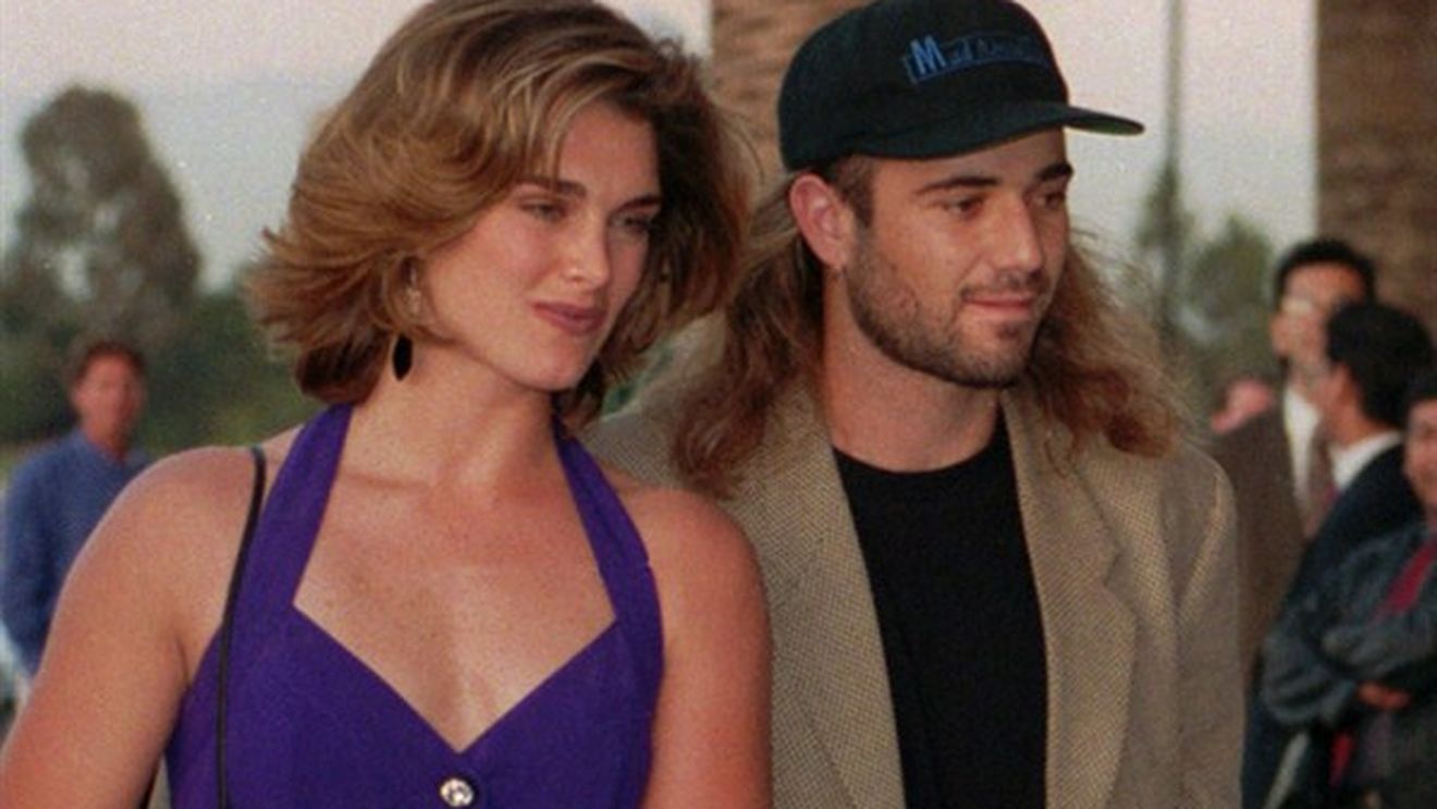 Agassi, impulsiv și excesiv de gelos. Fosta sa soție a dezvăluit faptul că tenismenul și-a distrus trofeele după ce a văzut-o filmând o scenă pentru serialul "Friends"